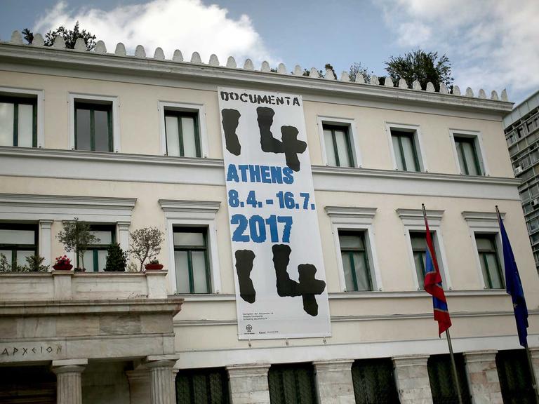 Ein Transparent wirbt am am Rathaus in Athen für die documenta 14. Die internationale Kunstausstellung war vom 08.04. bis 16.07.17 in Athen und vom 10.06. bis zum 17.09.17 in Kassel zu sehen.