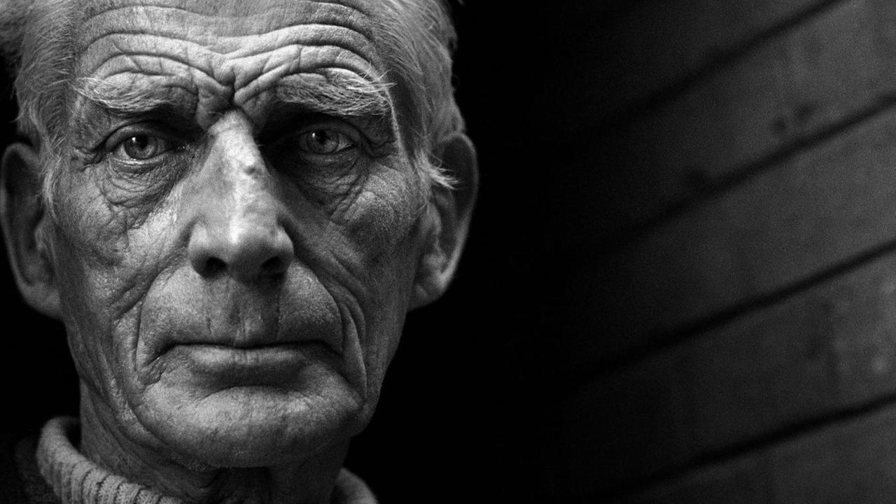 Schwarzweiß Fotografie von dem irischen Schriftsteller Samuel Beckett, Porträtaufnahme von Jane Bown. Schwarzweiß Fotografie von dem irischen Schriftsteller Samuel Beckett, Porträtaufnahme von Jane Bown.