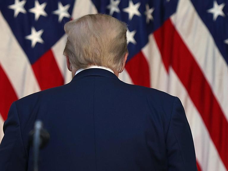 Donald Trump bei seinem Abgang nach einer Pressekonferenz im Weißen Haus