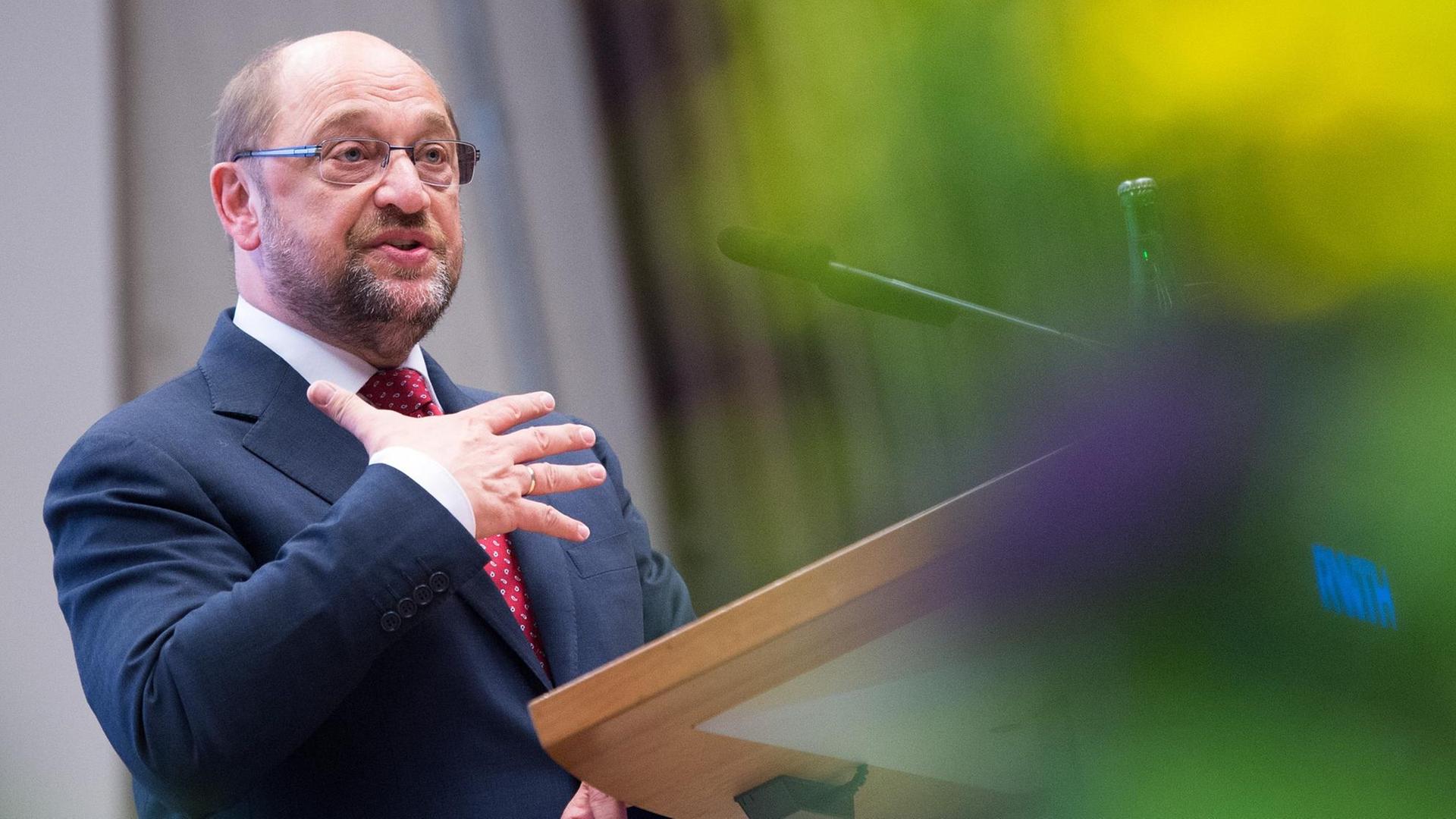 EU-Parlamentspräsident Martin Schulz (SPD) spricht am 13.05.2015 an einem Pult mit Studenten der RWTH Aachen. Er erhält einen Tag später den Internationalen Karlspreis. EU-Parlamentspräsident Martin Schulz (SPD) spricht am 13.05.2015 an einem Pult mit Studenten der RWTH Aachen. Er erhält einen Tag später den Internationalen Karlspreis.