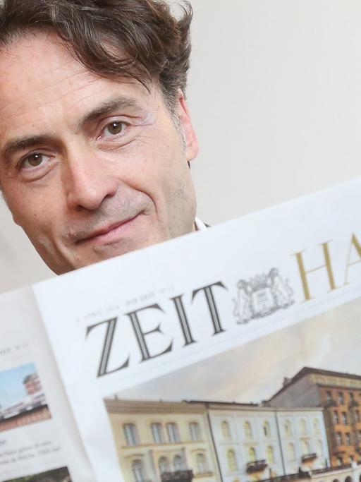 Der Chefredakteur der Wochenzeitung "Die Zeit", Giovanni di Lorenzo, hält am 02.04.2014 im Schauspielhaus in Hamburg eine "Zeit"-Ausgabe mit einem Lokalteil für Hamburg. Die "Zeit" erscheint am 3. April erstmals mit einem Lokalteil für Hamburg.