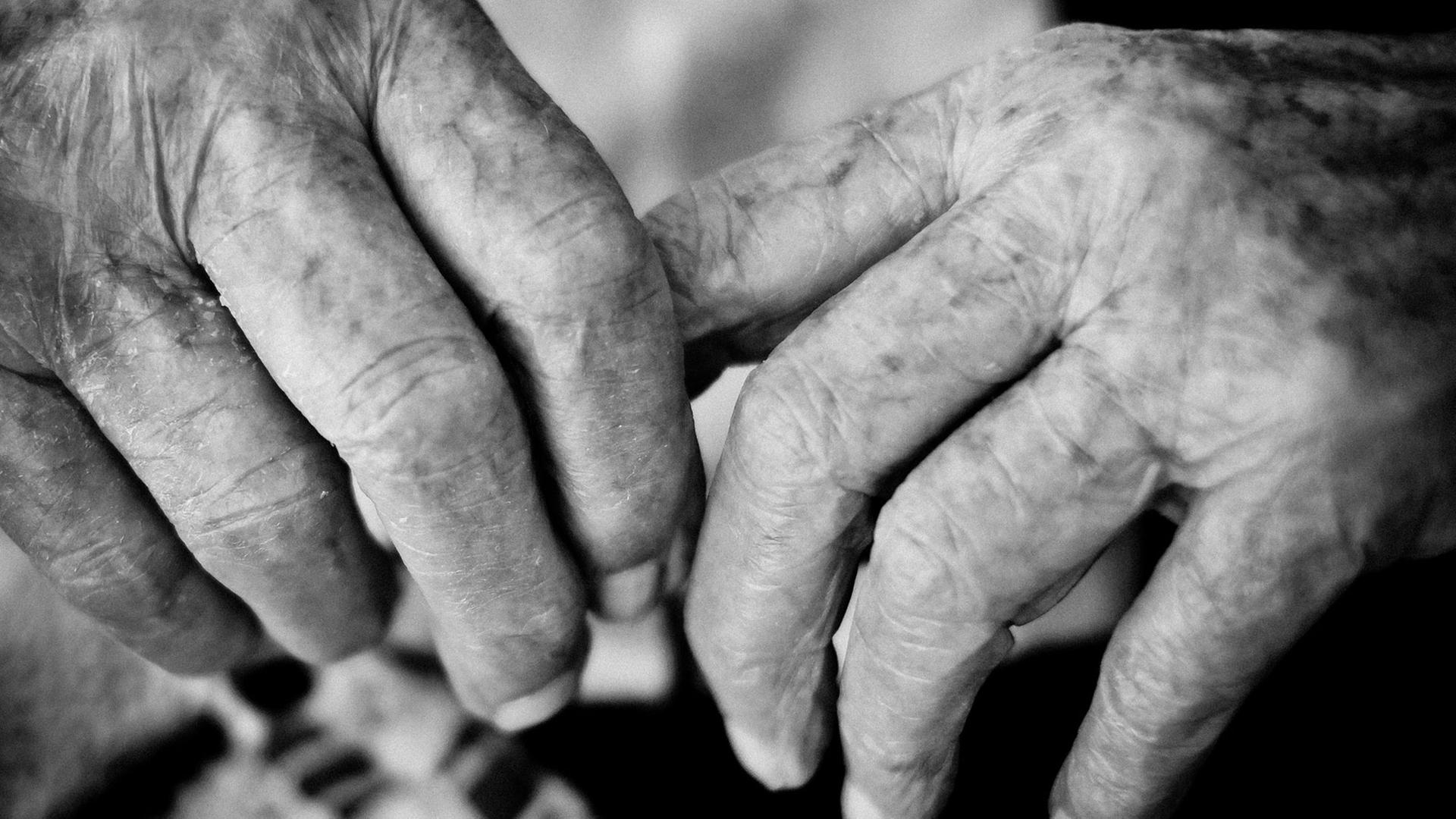 Die Hände einer über 100 Jahre alten Frau in Großaufnahme.