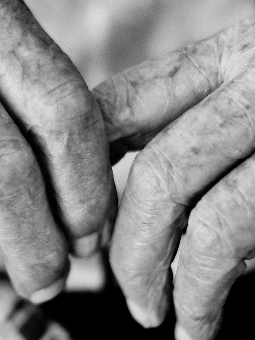 Die Hände einer über 100 Jahre alten Frau in Großaufnahme.