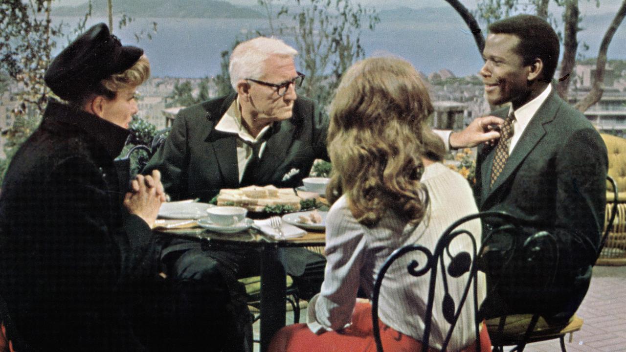 Filmszene aus "Rat mal, wer zum Essen kommt" (USA, 1967) von Regisseur Stanley Kramer mit Katharine Hepburn, Katharine Houghton, Sidney Poitier und Spencer Tracy