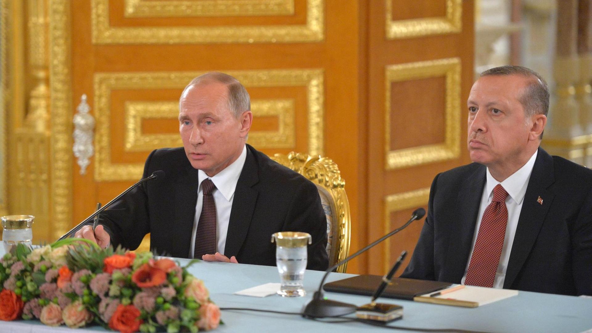 Russlands Präsident Wladimir Putin und der türkische Präsident Recep Tayyip Erdogan auf dem Weltenergiekongress am 10.10.20916 in Istanbul.