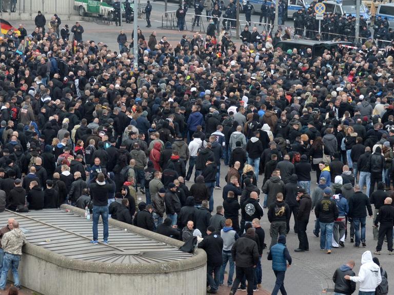 Demonstranten sammeln sich am 15.11.2014 vor der Anti-Islamismus-Demo "Hooligans gegen Salafisten (HoGeSa)" in Hannover