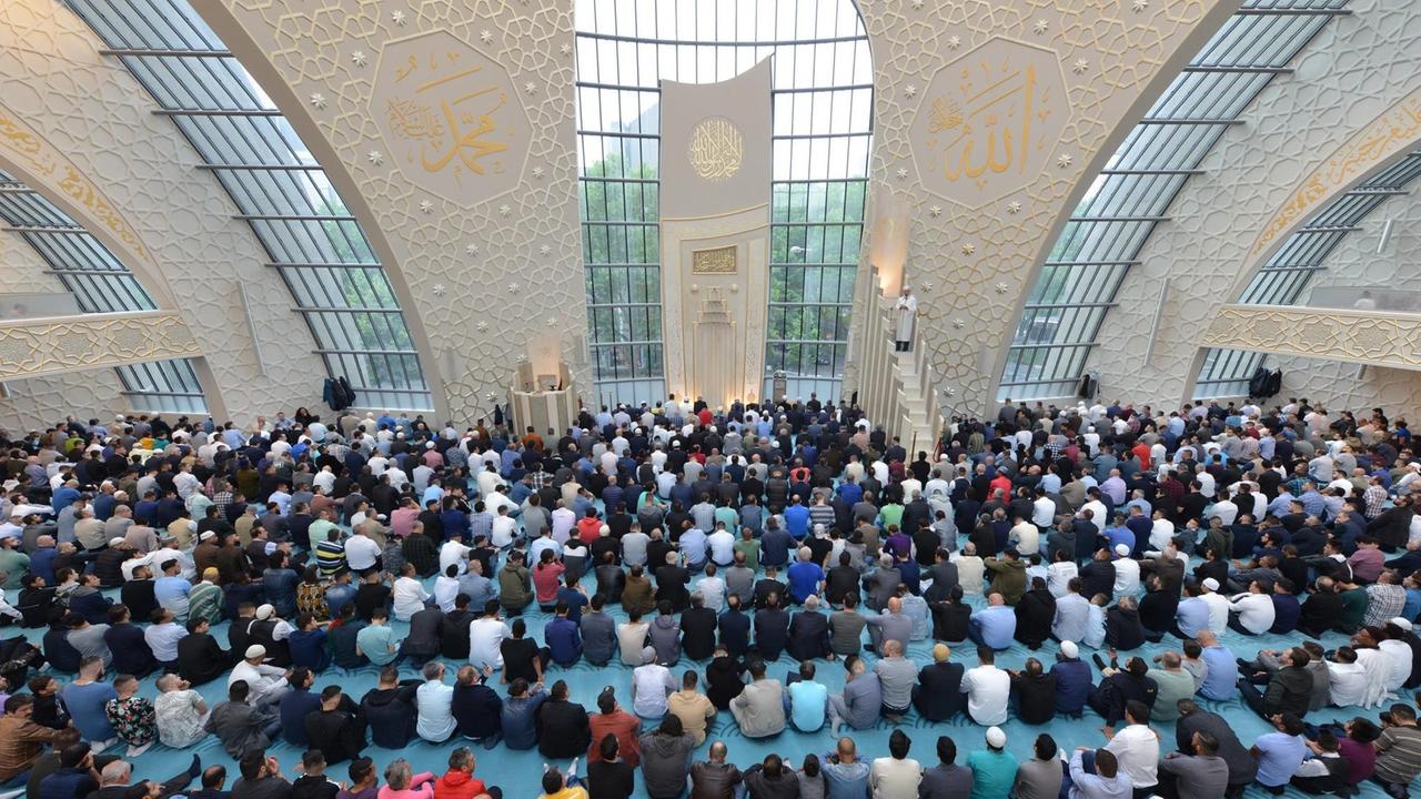  Eid al-Fitr Gebet in der DITIB-Moschee in Köln.
