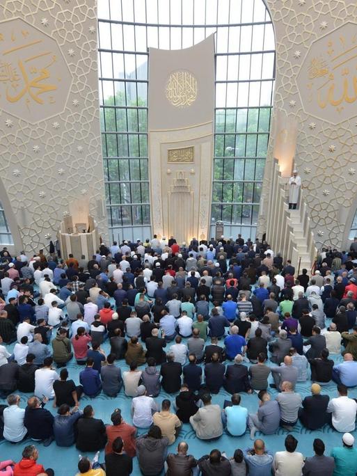 Menschen beten in der DITIB-Moschee in Köln.