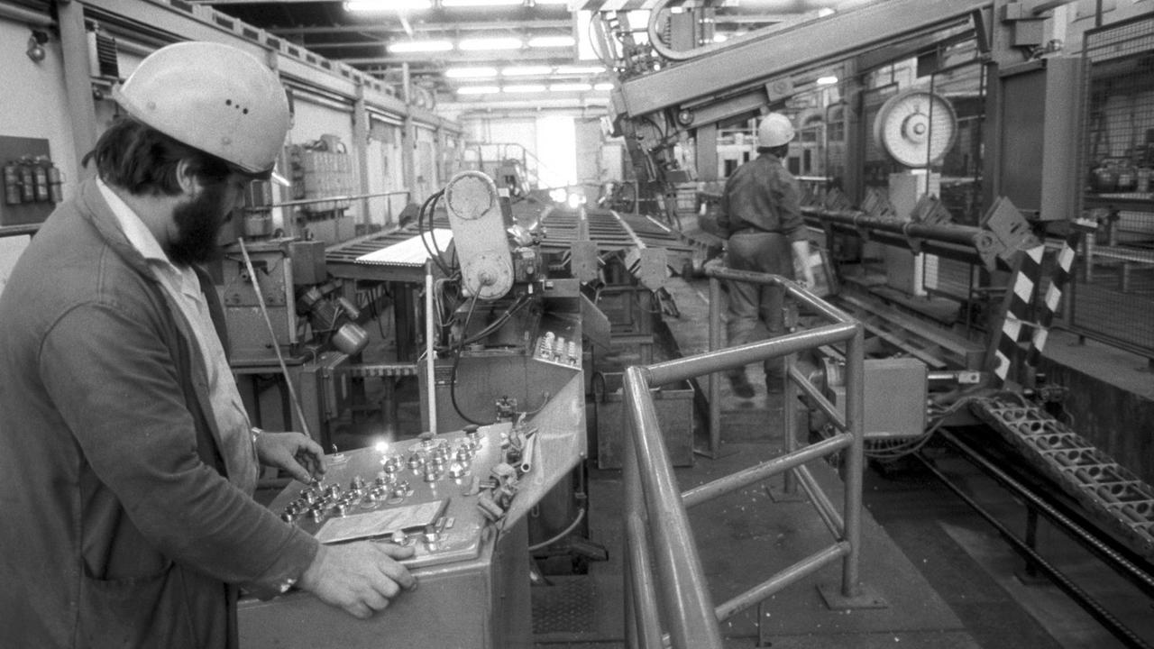 Ein Arbeiter an einer Steueranlage im VEB Berliner Metallhütten- und Halbzeugwerke im VEB Mansfeld Kombinat Wilhelm Pieck, am 01.09.1987. Hier in der Abteilung Rippenrohrfertigung werden Zulieferteile für die Kältetechnik gefertigt.