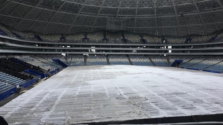 Blick auf das unfertige Spielfeld im WM-Stadion im russischen Samara. 