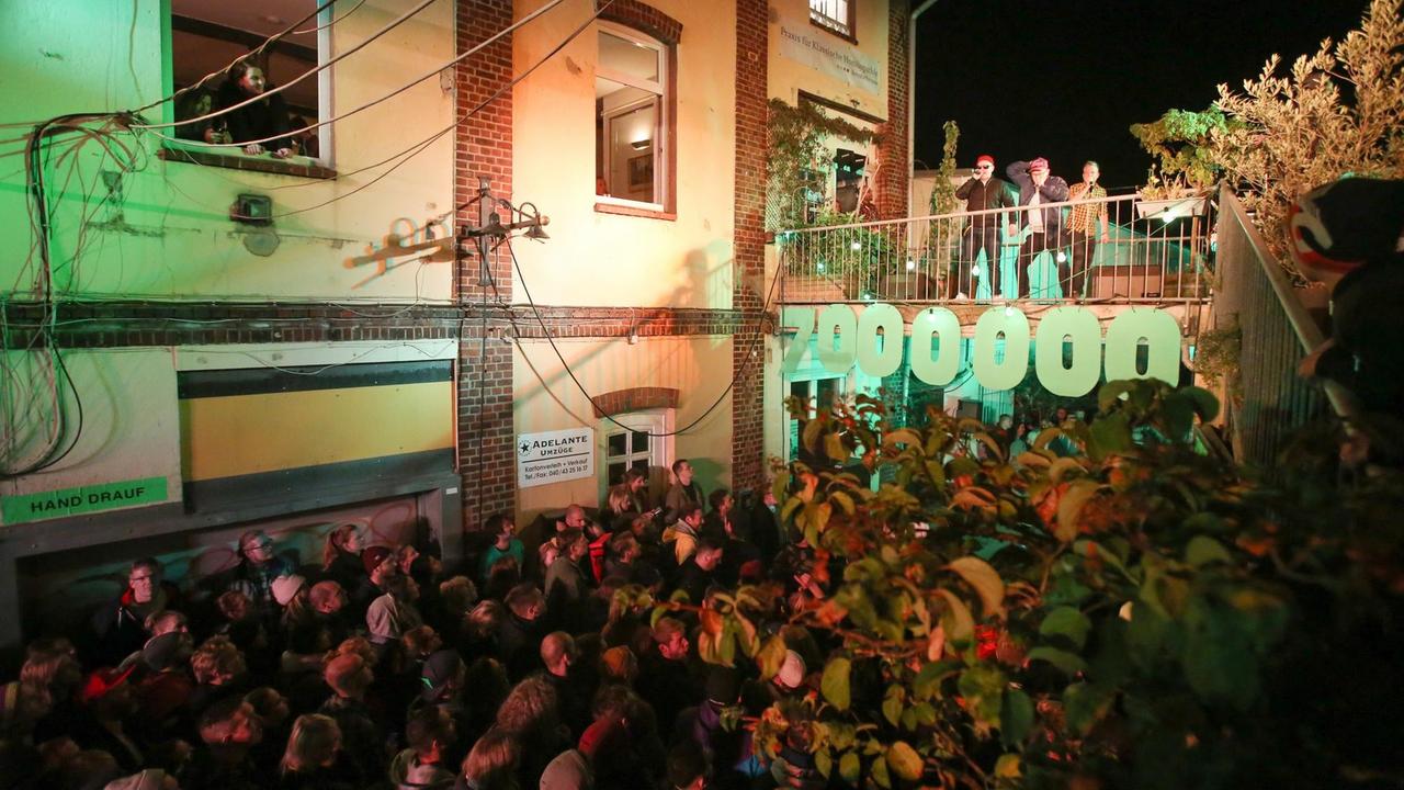 Die Band Fettes Brot tritt bei einem Solidaritätskonzert für den Erhalt des alteingesessenen Werkshofs "Bernie" in der Bernstorffstraße in Altona am 28.09.2018 auf.
