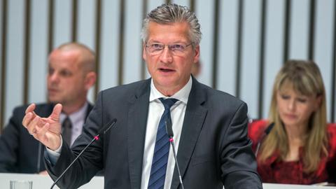 Der Landtagsabgeordnete Wolfgang Waldmüller aus der Fraktion der CDU ist am 27.09.2017 bei der Landtagssitzung in Schwerin (Mecklenburg-Vorpommern) zu sehen. Foto: Jens Büttner/dpa-Zentralbild/dpa | Verwendung weltweit