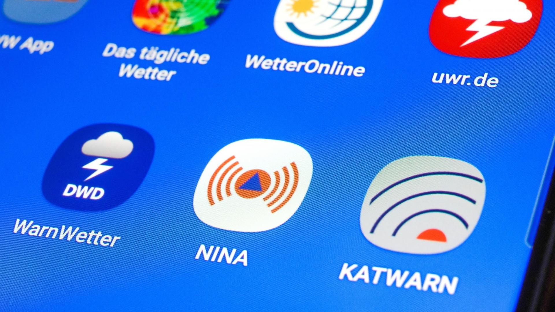 Unwetter- und Katastrophen-Warnapps NINA, KATWARN, WarnWetter auf einem Smartphone