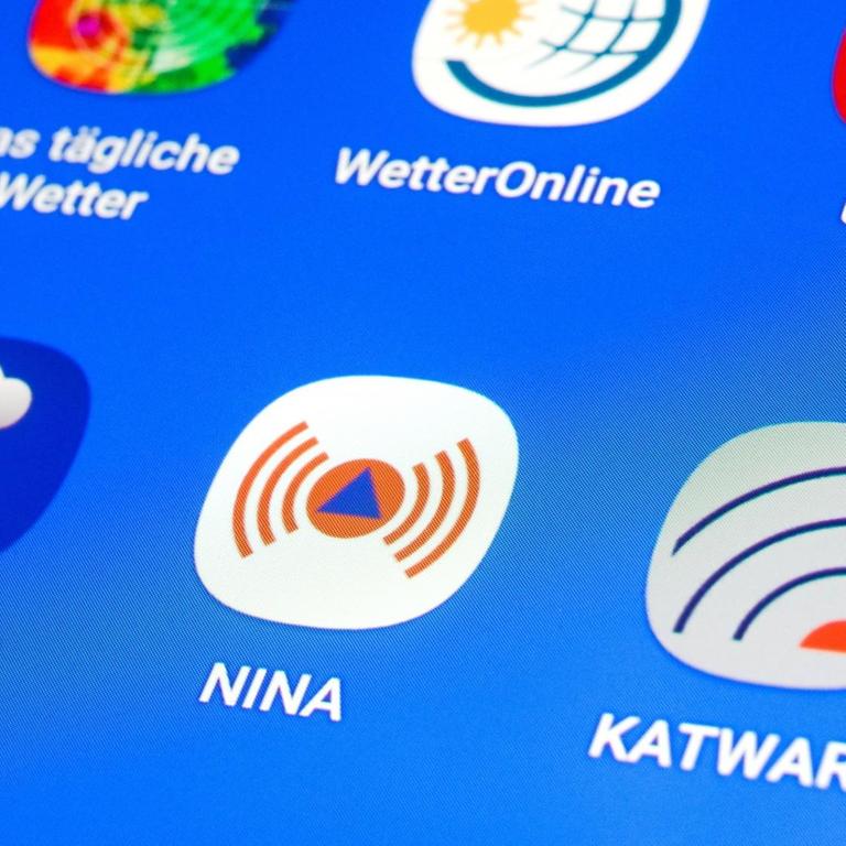 Unwetter- und Katastrophen-Warnapps NINA, KATWARN, WarnWetter auf einem Smartphone