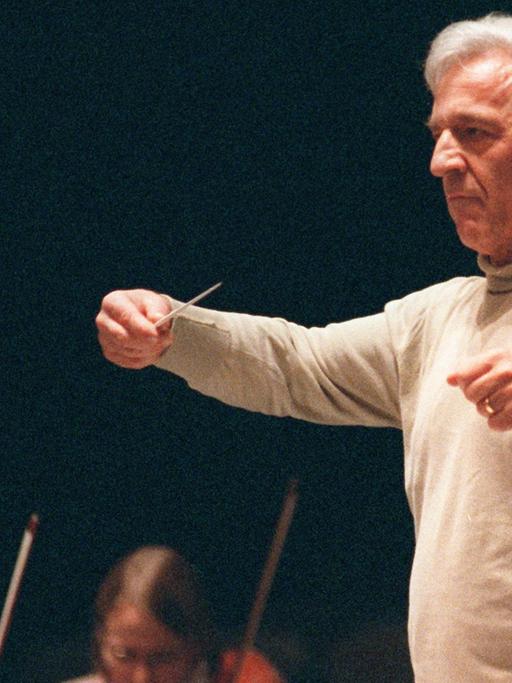 Der 1963 ausgebürgerte russische Pianist, Kammermusiker und Dirigent Vladimir Ashkenazy dirigiert 1999 das Deutsche Symphonie-Orchester Berlin im Forum Leverkusen.