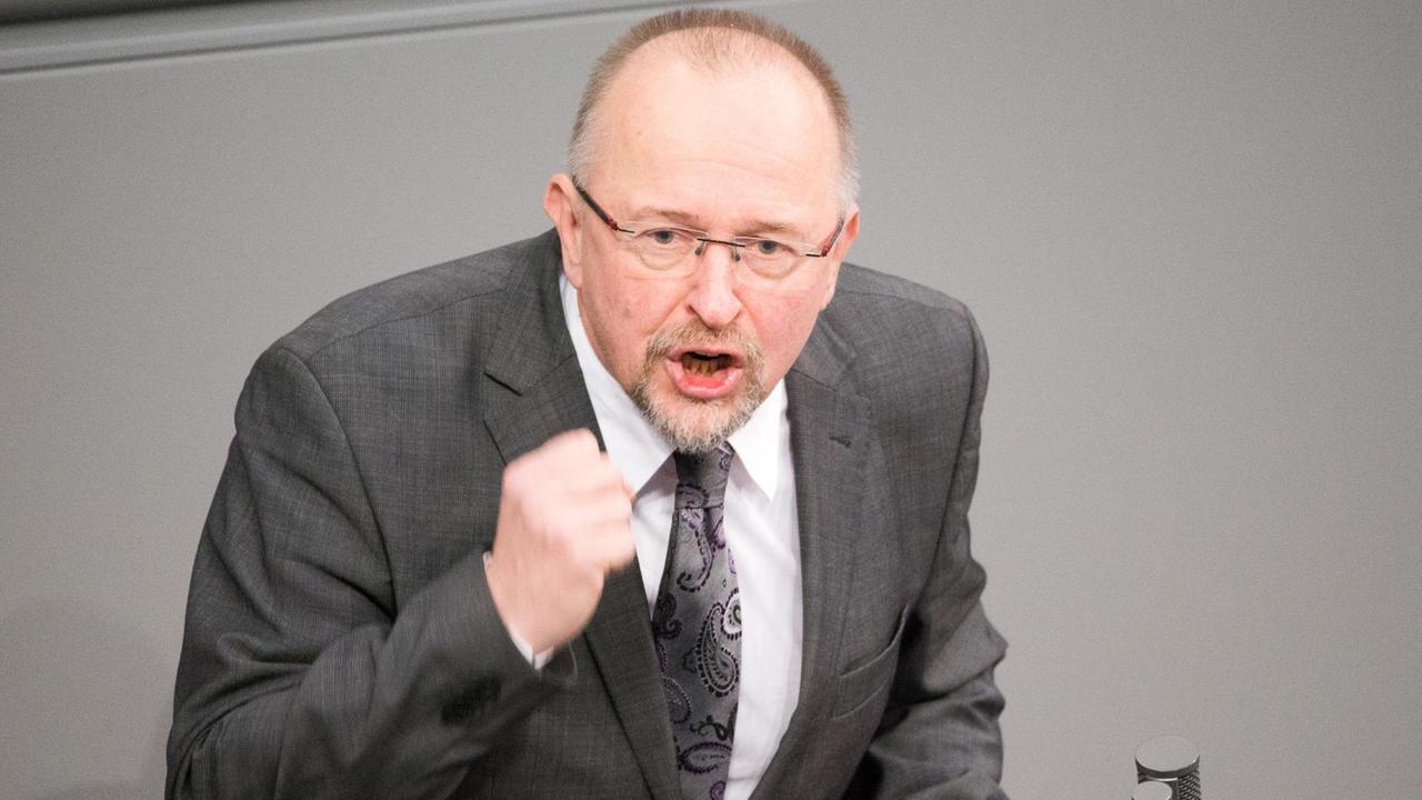 Axel Schäfer (SPD) spricht am 17.01.2014 im Bundestag in Berlin.