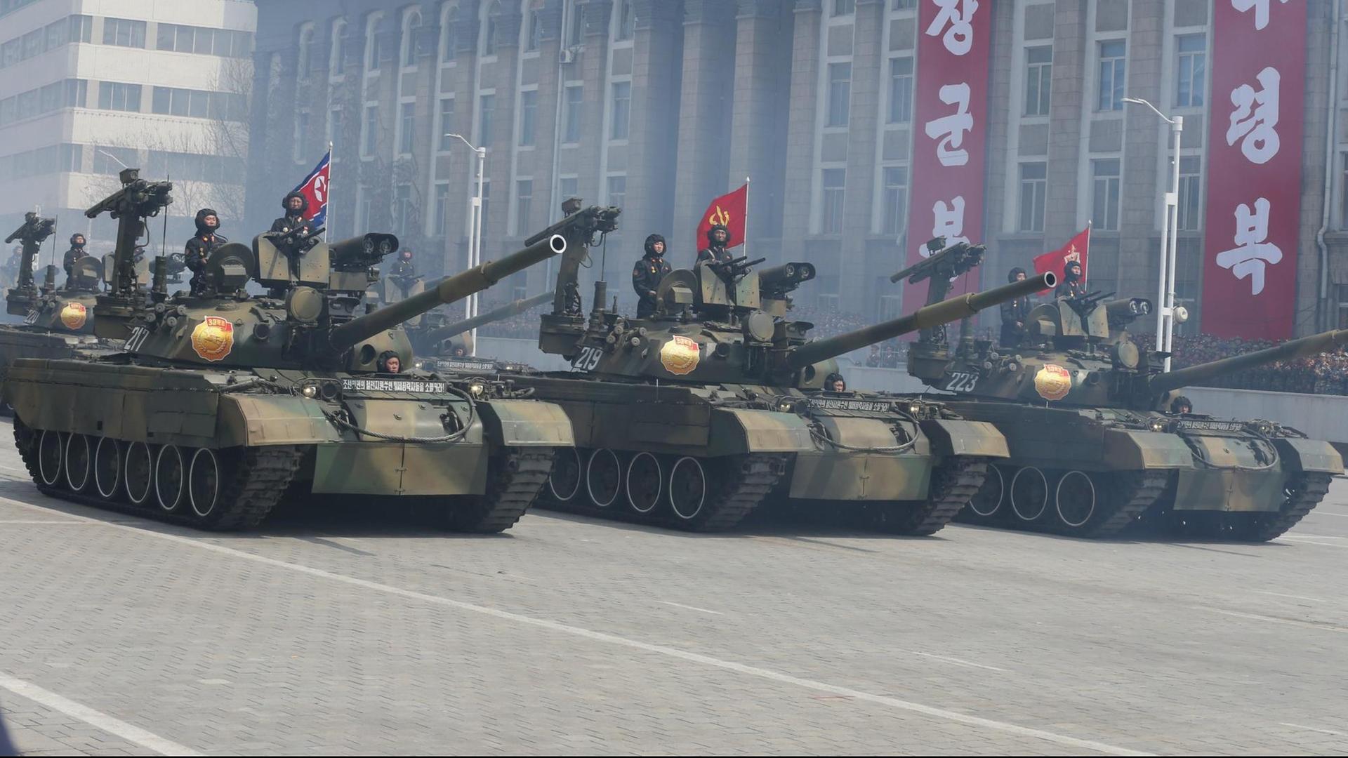 Militärparade in Nordkorea anlässlich des 105. Geburtstag des vor 23 Jahren gestorbenen Präsidenten Kim Il Sung.