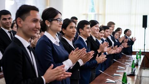 29.05.2019, Usbekistan, Urgantsch: Studierende der Universität Urgantsch und Deutsch-Schüler des 2. Lyzeums Urgantsch, einer Schule, die an der deutschen Pasch-Initiative teilnimmt, klatschen, als Bundespräsident Steinmeier und seine Frau in den Raum zum Gespräch kommen.