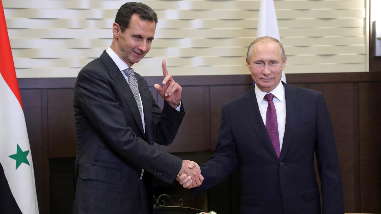 Syriens Präsident Bashar al-Assad und Russlands Präsident Vladimir Putin beim Handschlag, ende November 2017 in Russland