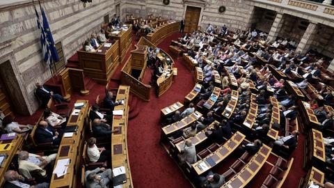 Das vollbesetzte Parlament von den oberen Zuschauerrängen aus fotografiert.