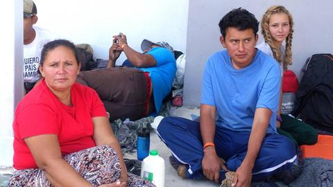 November 2018: In einem Sportzentrum in der mexikanischen Grenzstadt Tijuana sind etwa 2.400 Mittelamerikaner untergebracht, die vor Armut und Gewalt aus ihrer Heimat fluechteten. die Honduranerin Cruz Chicas mit Familie. Sie sind mit einer Migranten-Karawane hier angekommen, um von der Grenzstadt in die USA weiterzureisen.