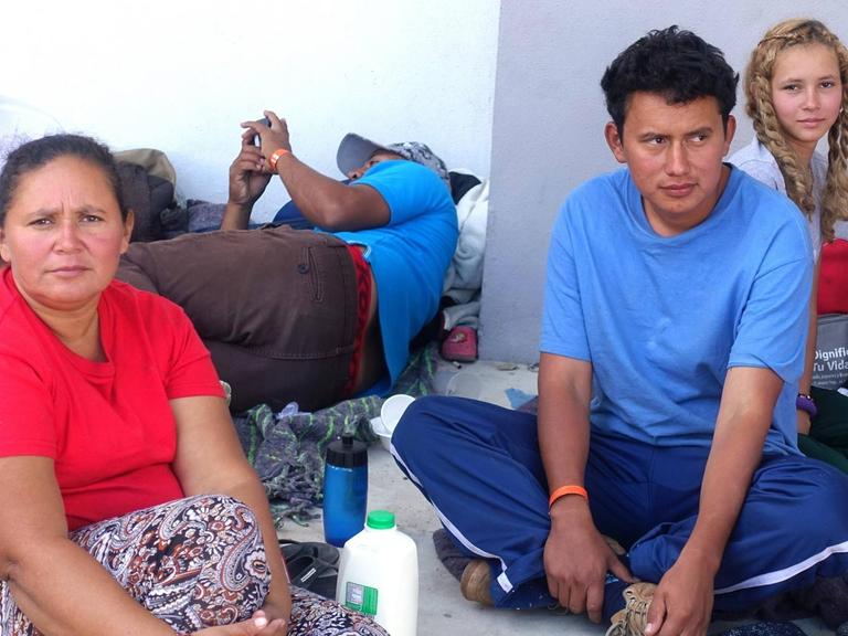 November 2018: In einem Sportzentrum in der mexikanischen Grenzstadt Tijuana sind etwa 2.400 Mittelamerikaner untergebracht, die vor Armut und Gewalt aus ihrer Heimat fluechteten. die Honduranerin Cruz Chicas mit Familie. Sie sind mit einer Migranten-Karawane hier angekommen, um von der Grenzstadt in die USA weiterzureisen.