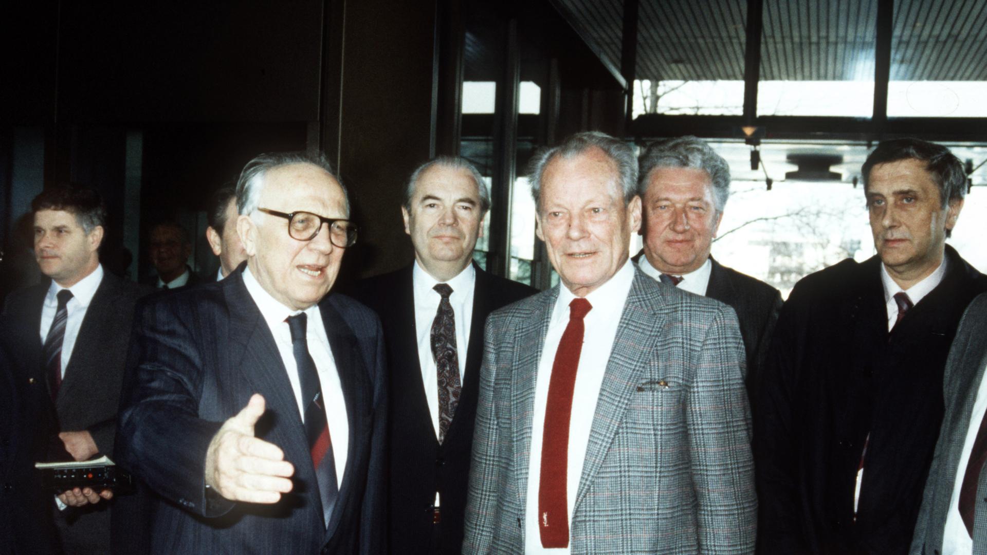 DDR-Volkskammerpräsident Horst Sindermann (l) bei einem Treffen mit dem SPD-Vorsitzenden Willy Brandt (r) am 20.02.1986. DDR-Volkskammerpräsident Horst Sindermann (l) bei einem Treffen mit dem SPD-Vorsitzenden Willy Brandt (r) am 20.02.1986.