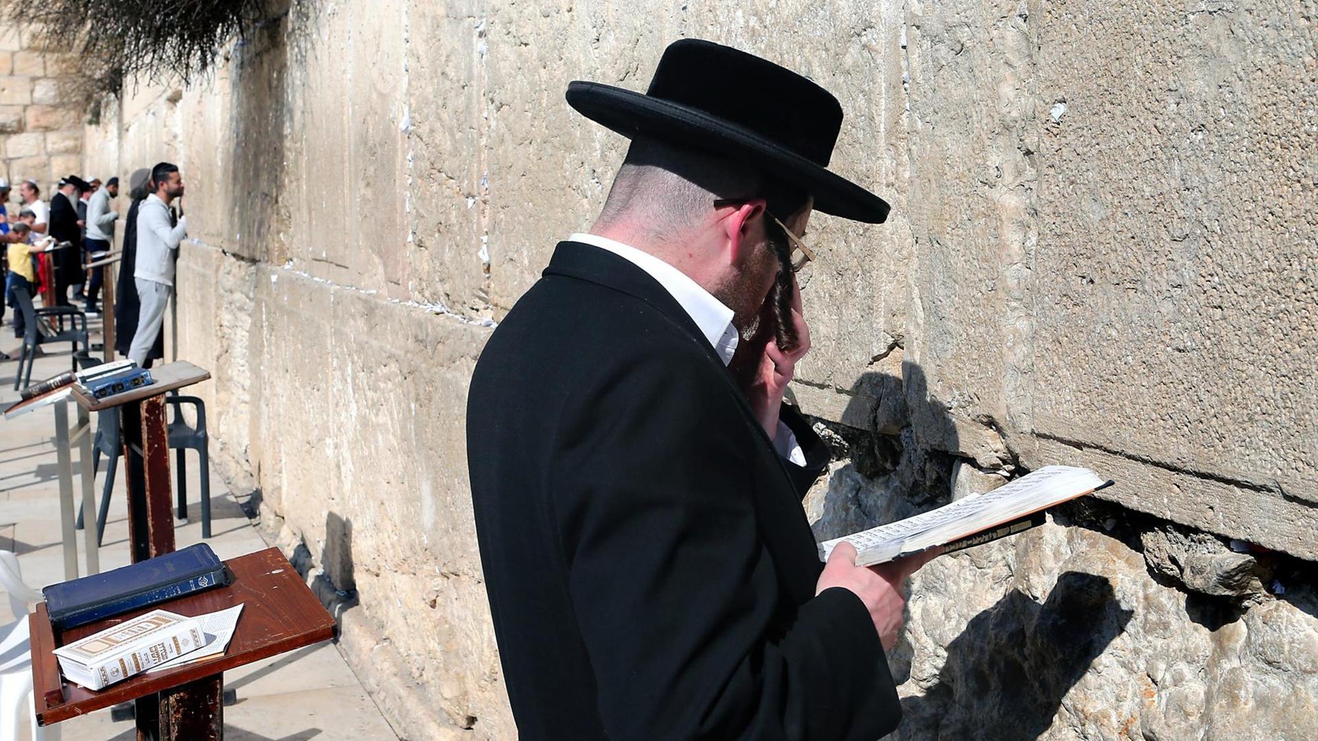 Orthodoxe Juden beim Gebet an der Klagemauer in Jerusalem.