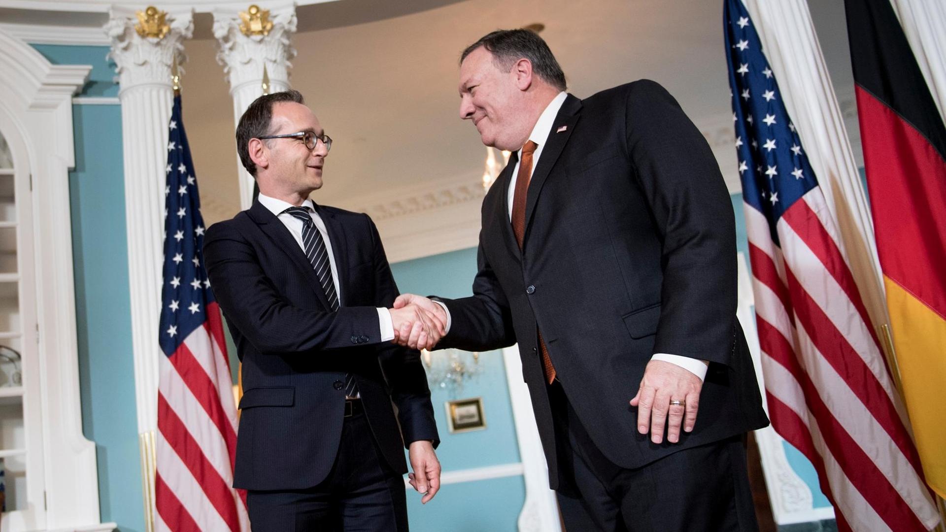 Bundesaußenminister Heiko Maas (l.) begrüßt seinen amerikanischen Kollegen Mike Pompeo