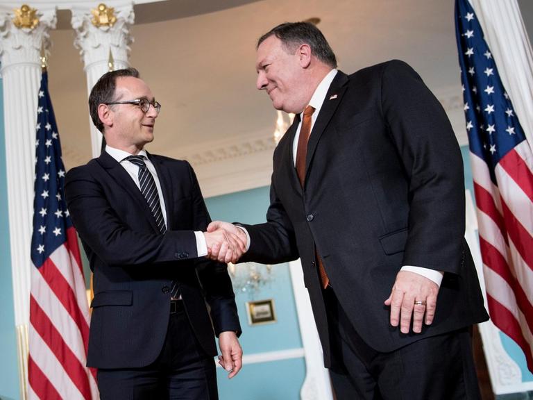 Bundesaußenminister Heiko Maas (l.) begrüßt seinen amerikanischen Kollegen Mike Pompeo