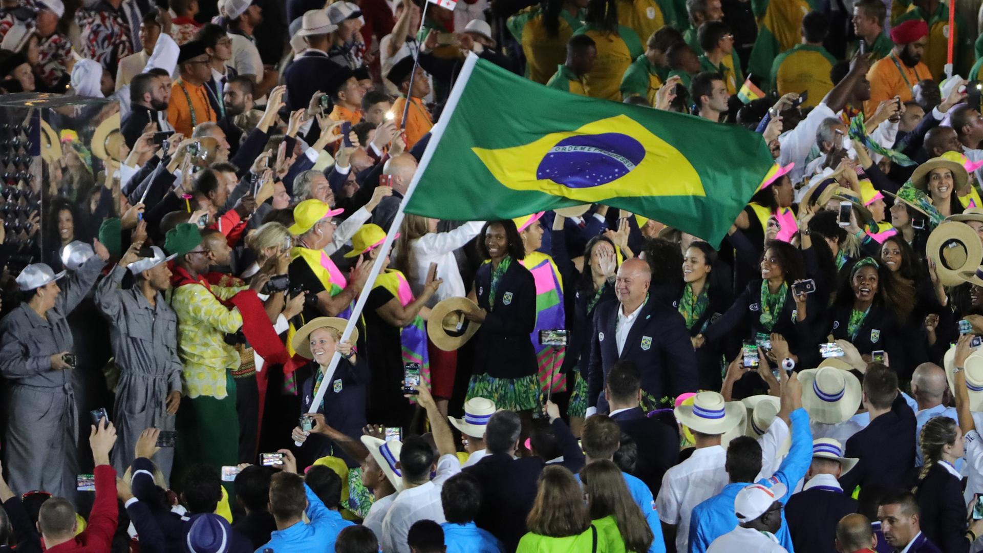 Einzug des brasilianischen Olympia-Teams: Yane Marques trägt die brasilianische Flagge ins Maracana Stadion in Rio de Janeiro.