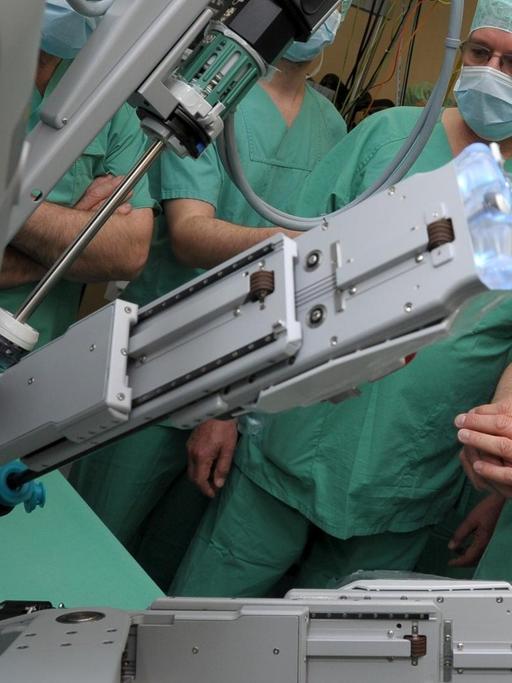 Operationssaal des Universitätsklinikums Halle (Sachsen-Anhalt) an einem modernen Operationsroboter. Das Gerät soll auch bei Prostataoperationen eingesetzt werden.
