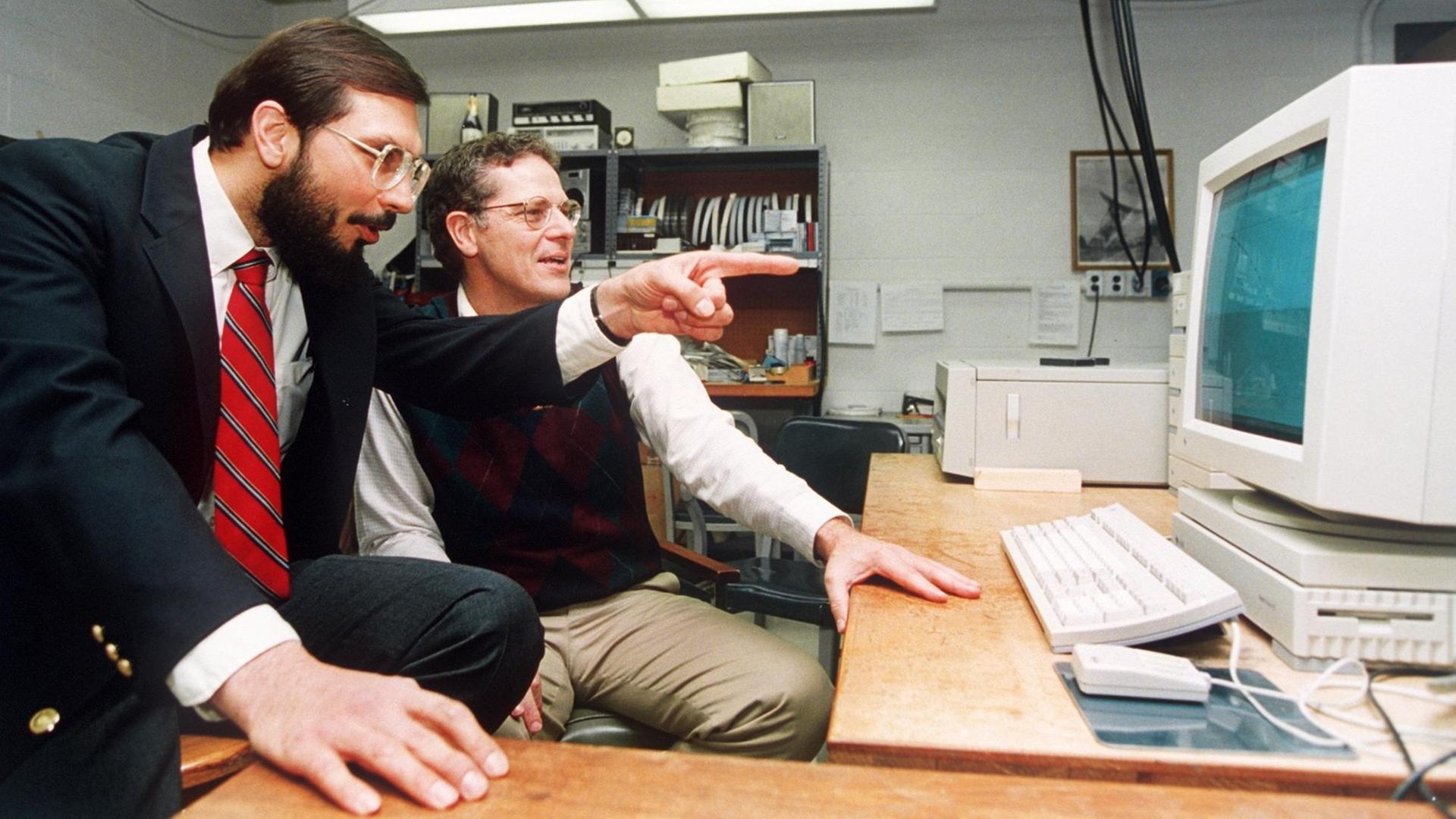 Die amerikanischen Astronomen Russell A. Hulse (l) und Joseph H. Taylor jr. (r) demonstrieren am 13. Oktober 1993 in Princeton (New Jersey) am Bildschirm das Projekt, für das sie 1993 mit dem Nobelpreis für Physik ausgezeichnet werden. Sie hatten vor 19 Jahren einen neuen Typus von Pulsaren entdeckt.