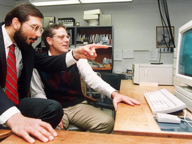 Die amerikanischen Astronomen Russell A. Hulse (l) und Joseph H. Taylor jr. (r) demonstrieren am 13. Oktober 1993 in Princeton (New Jersey) am Bildschirm das Projekt, für das sie 1993 mit dem Nobelpreis für Physik ausgezeichnet werden. Sie hatten vor 19 Jahren einen neuen Typus von Pulsaren entdeckt.