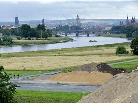 Blick auf die Baustelle Waldschlösschenbrücke in Dresden. Im Hintergrund die Altstadt mit der Frauenkirche.