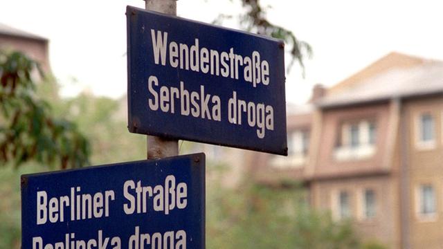 Auf Straßenschildern in Cottbus in der brandenburgischen Niederlausitz, dem Zentrum der niedersorbischen Kultur steht auf Deutsch und Sorbisch "Wendenstraße - Serbska droga" und "Berliner Straße - Barlinska droga".