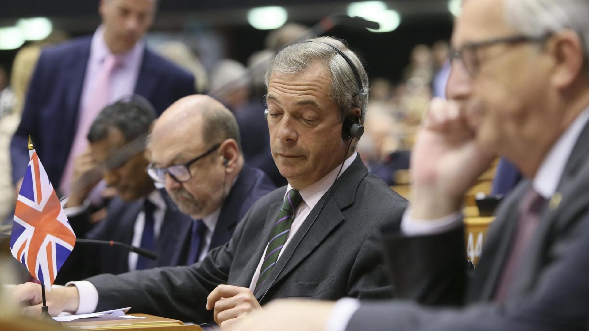 Ukip-Chef Nigel Farage in der Sondersitzung des Europäischen Parlaments. Vor ihm steht eine britische Fahne.