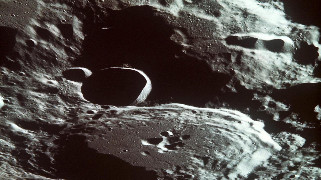 Nahaufnahme der Mondoberfläche auf der Mondrückseite mit Blickrichtung nach Südwest. Der große Krater in der Bildmitte ist der International Astronomical Union Krater 308. Die Aufnahme wurde während der Apollo 11-Mission im Juli 1969 gemacht.