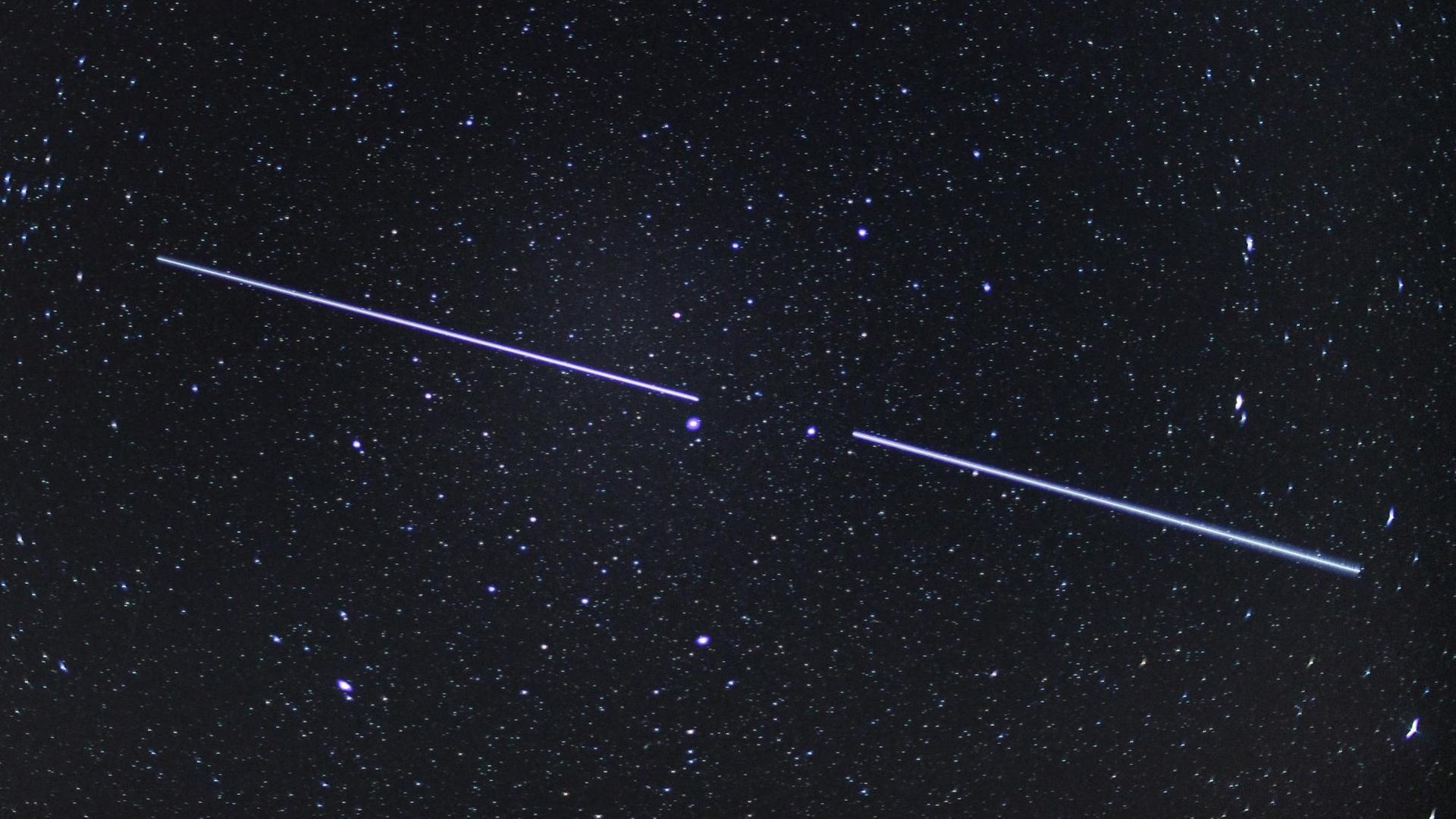Satelliten essen Sterne auf – Starlinkspuren überlagern in dieser Langzeitbelichtung eine Galaxiengruppe