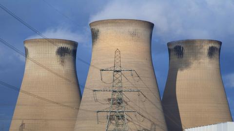 Kühltürme des Kohlekraftwerks Ferrybridge in Großbritannien.
