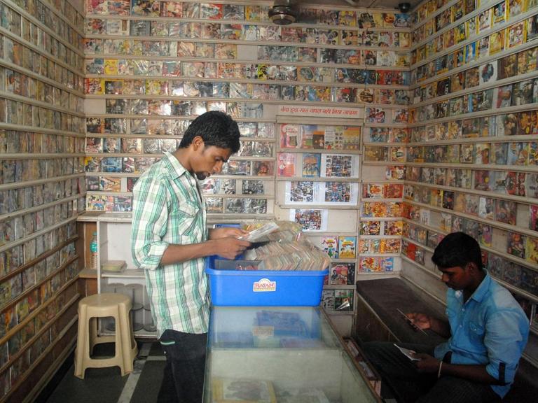Zwei Männer schauen sich im Zuge des World Music Das in einem Musikladen in Mumbai Schallplatten an.