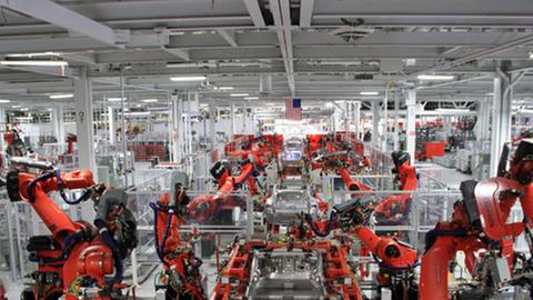 Im Fahrzeugbau geht ohne Roboter heute gar nichts mehr. Für Forschung geben die Konzerne eine Menge Geld aus.