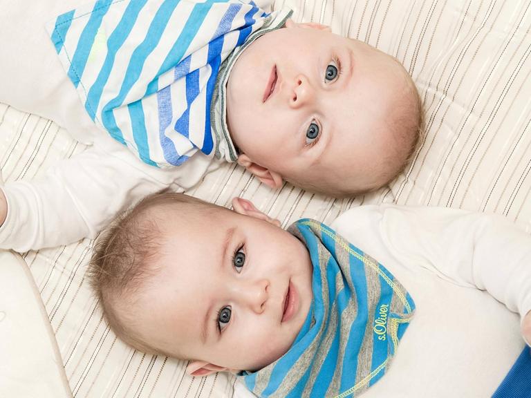 Zwei eineiige Zwillings-Babys