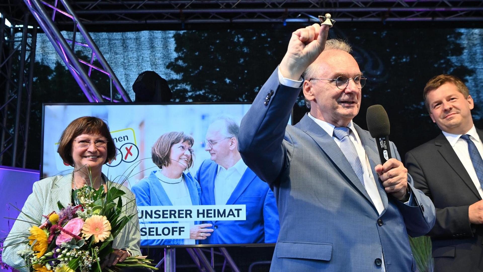 Der Minister-Präsident von Sachsen-Anhalt, Reiner Haseloff, freut sich über seinen Wahl-Sieg.
