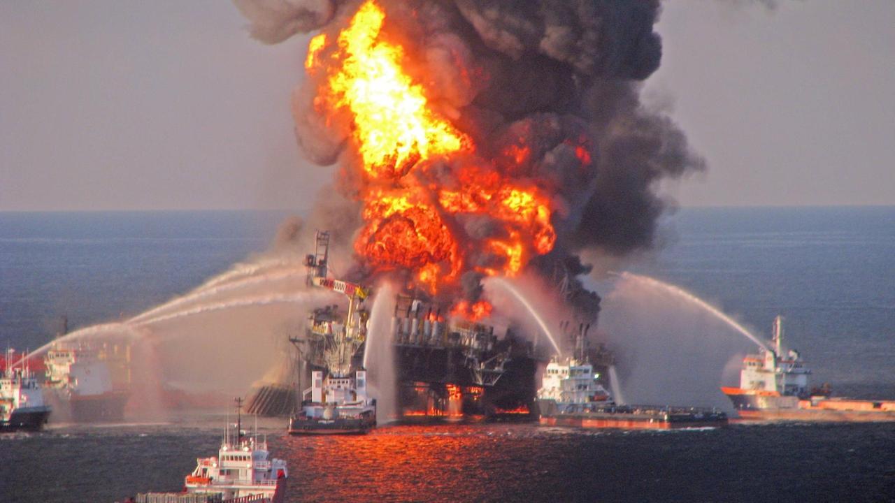 Die brennende Ölplattform "Deepwater Horizon" im Golf von Mexiko am 22.04.2010.