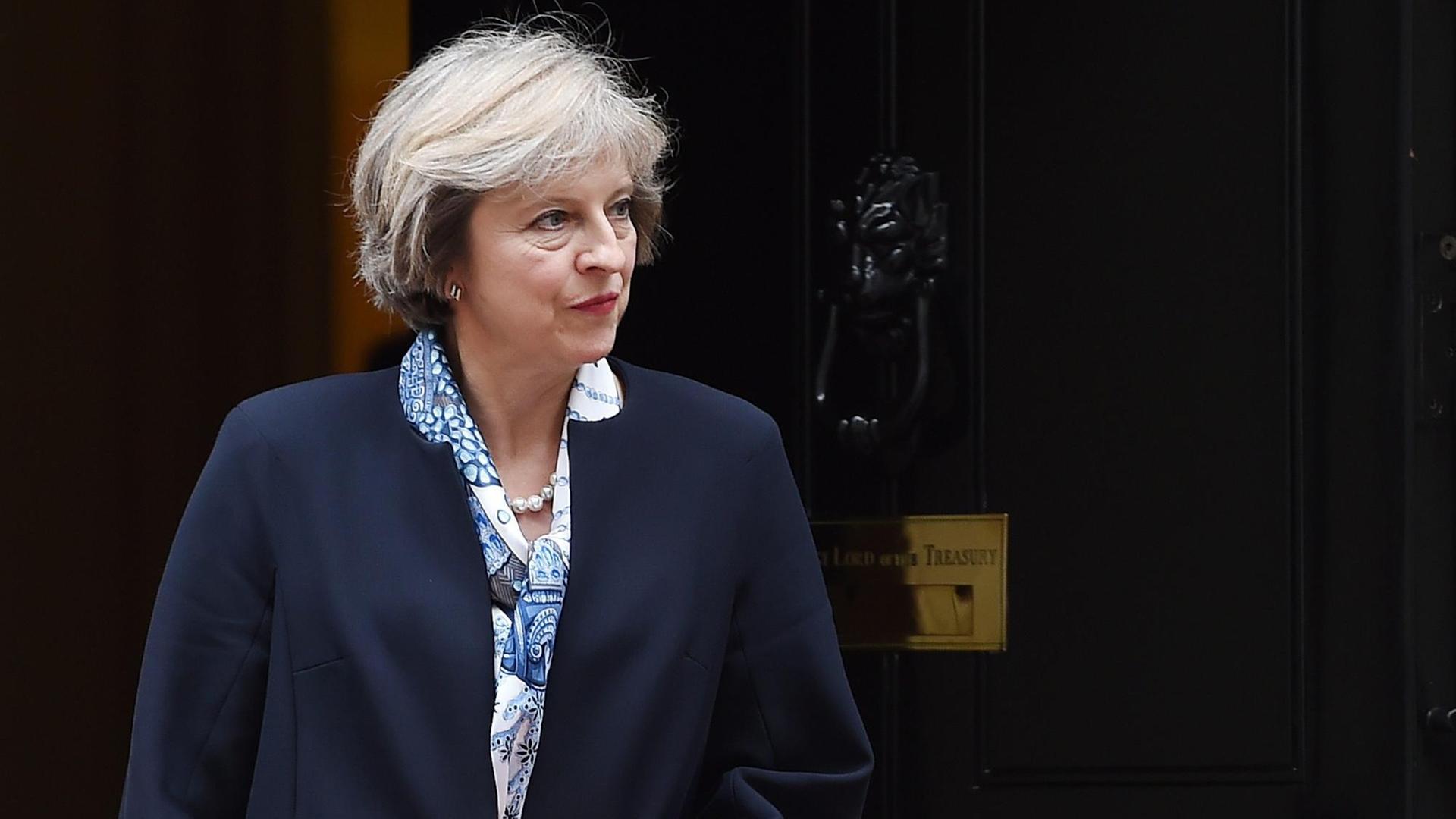 Großbritanniens Premierministerin Theresa May vor der schwarzen Haustür von Downing Street No. 10