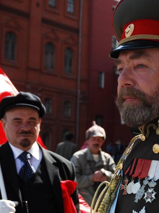 Ein Double des letzten russischen Zaren, Nikolaus II. und von Lenin in Moskau im Jahr 2006.