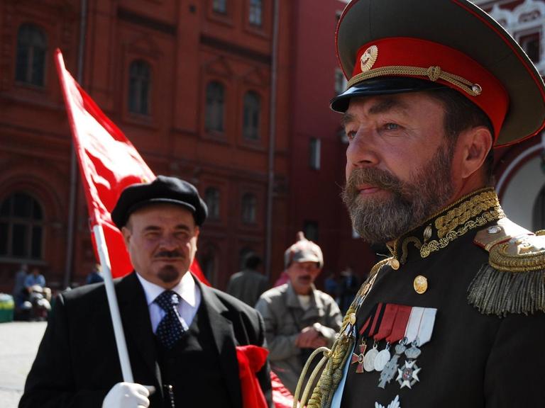 Ein Double des letzten russischen Zaren, Nikolaus II. und von Lenin in Moskau im Jahr 2006.