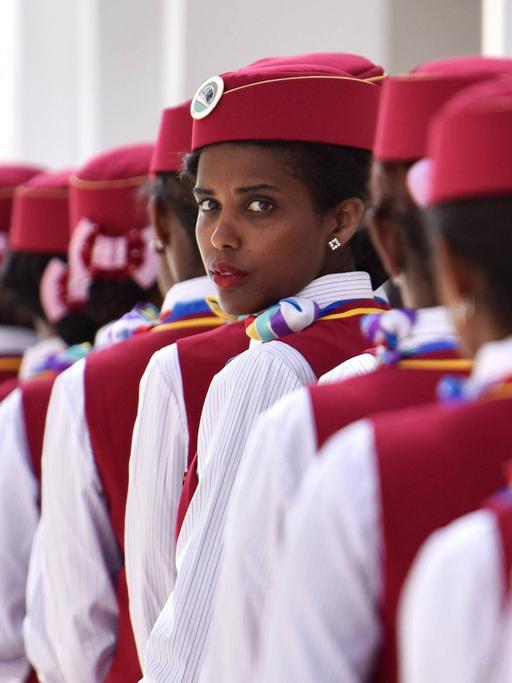 Äthiopische Zugbegleiter bei der Eröffnung der Eisenbahnlinie Addis Abeba-Dschibuti