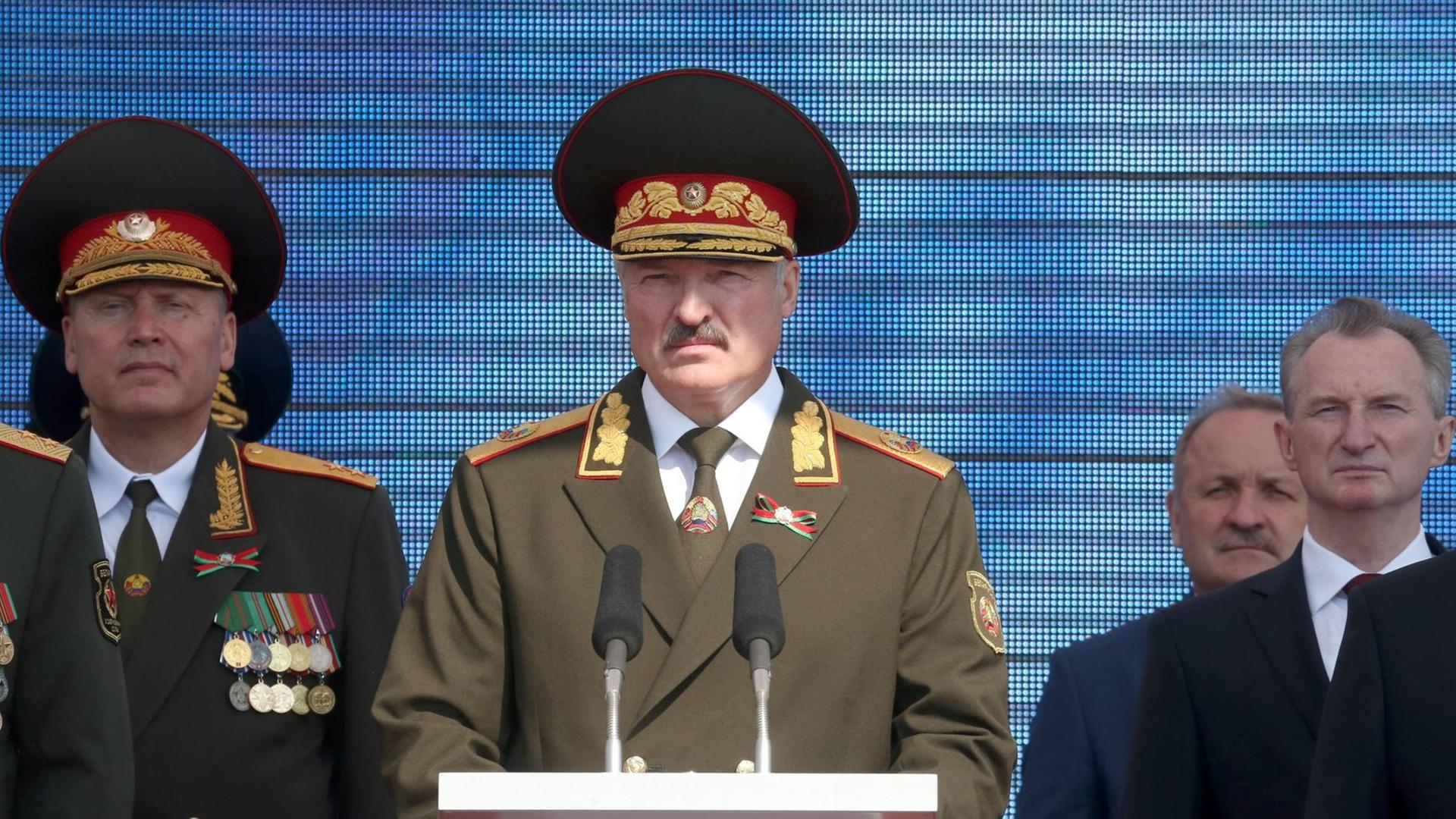 Der belarussische Präsident Alexander Lukaschenko bei einer Parade am Unabhängigkeitstag. (2016)